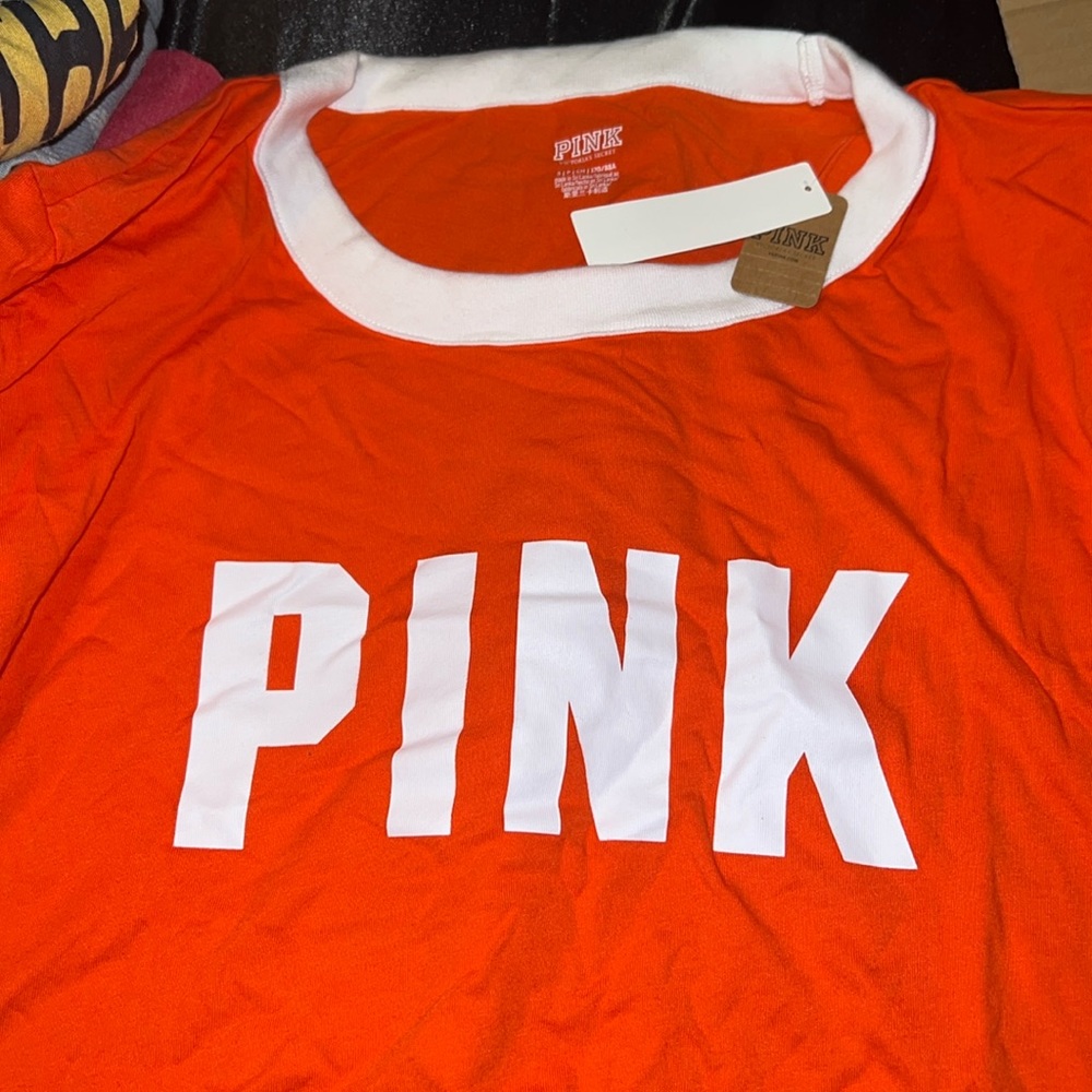 pink tee